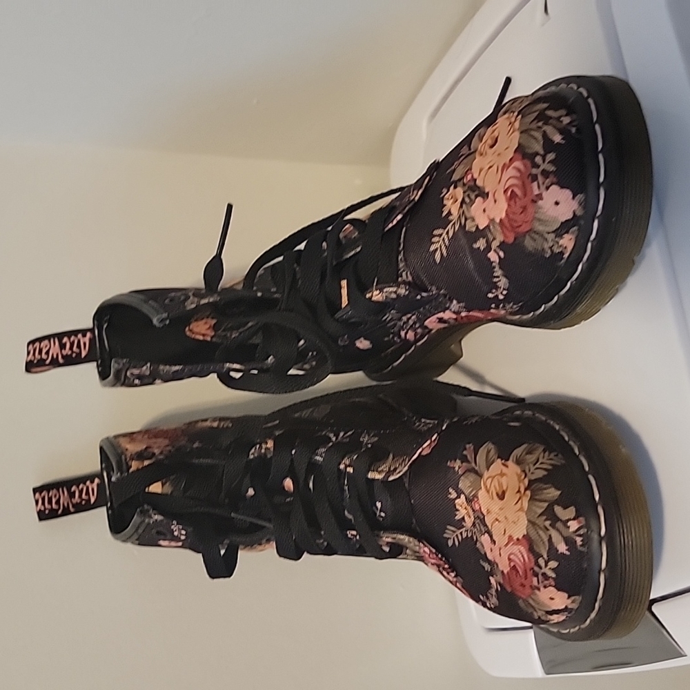 size 7 floral Doc Martens